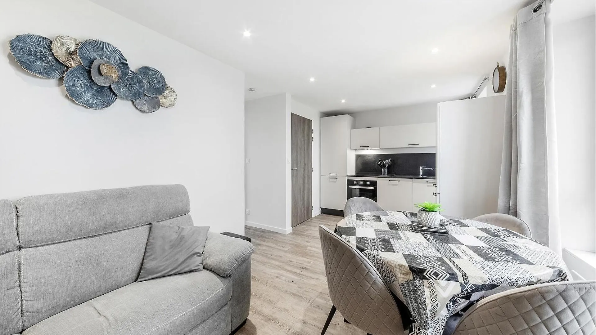 Gorgeous Apartment In Saint-Benoit-Des-Ondes With Kitchen 0*,